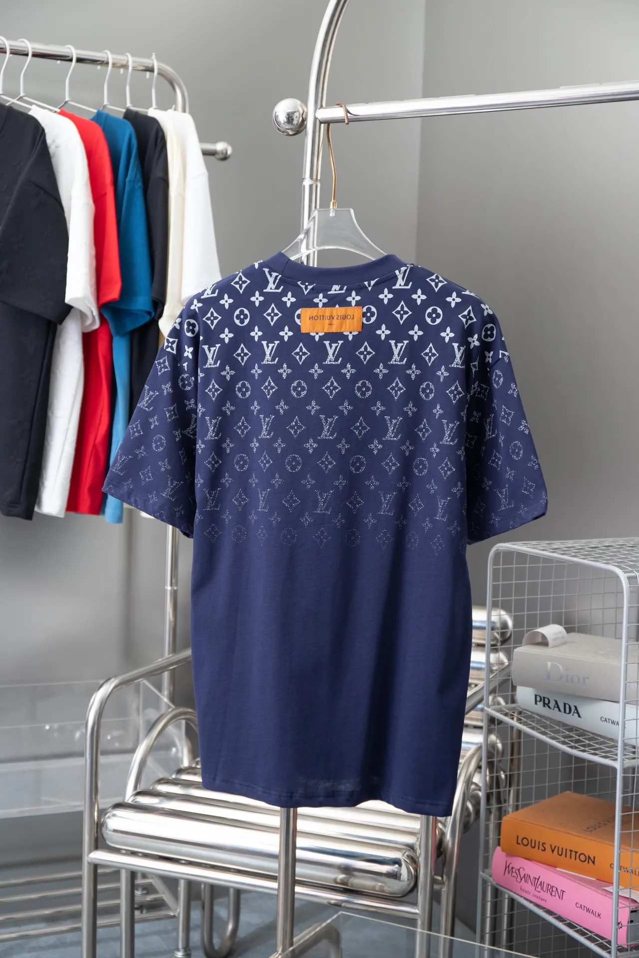 🅿️180 High-quality Lv 2025 early spring new model, MONOGRAM presbyopic gradient short-sleeved T-shirt, using digital printing technology to render pixel light and shadow for the Monogram gradient pattern, and its silk-screen texture and knitting effect complement each other. Synchronized with the official website, pure cotton fabrics at the counter! Comfortable against the skin, durable and easy to wear, meticulous original craftsmanship, custom-made 260g vat-dyed fabric, very comfortable to the touch, latest brick cabinet synchronization, OS off-shoulder version, fashionable and individual, super versatile and good-looking, very suitable for both men and women, must-have style, hang tag, collar label, washed wheat, complete with three labels S M L XL